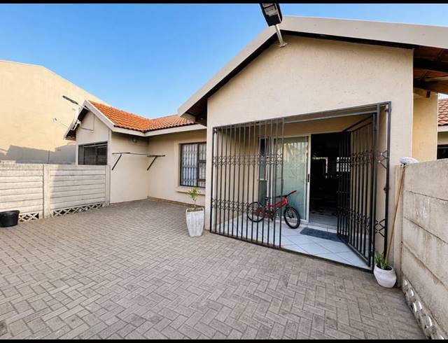 2 BEDROOM TOWNHOUSE FOR SALE IN LAMBTON GARDENS